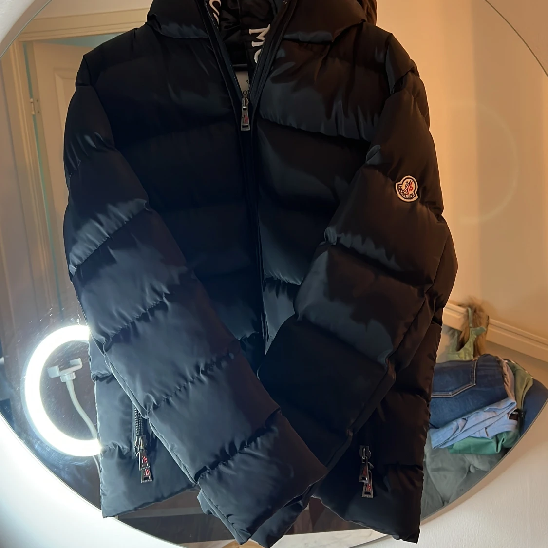 Svart Moncler pufferjacka med huva