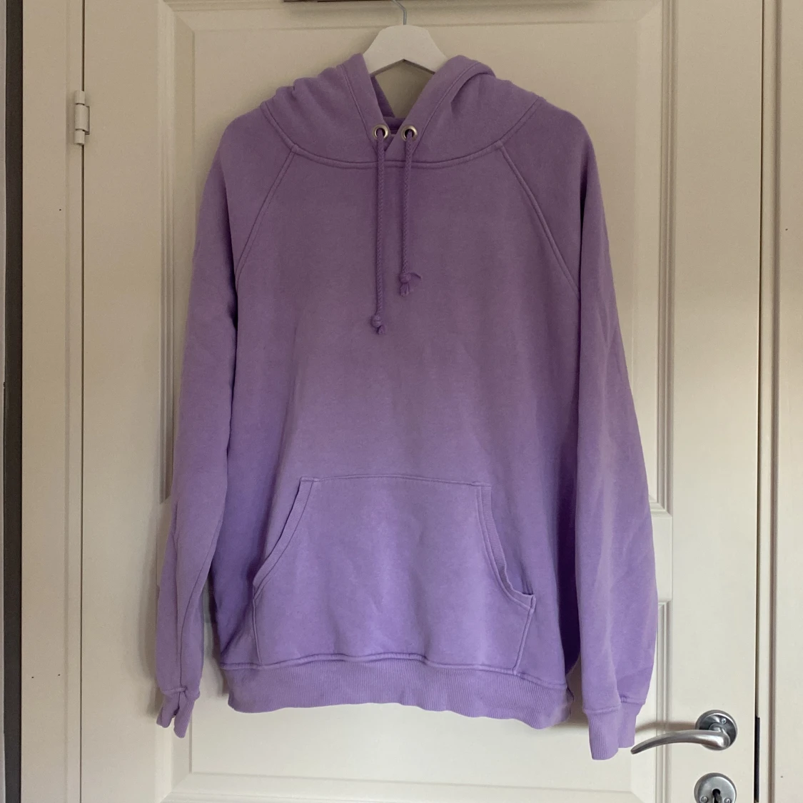 Ljuslila hoodie med huva och ficka