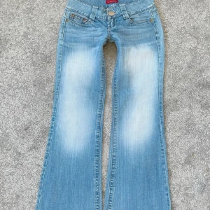 Ljusblå bootcut jeans Il Dolce - Snygga ljusblå jeans från Il Dolce med bootcut passform och låg midja. Jeansen har slitna detaljer och klassiska fickor både fram och bak, samt dekorativa sömmar på bakfickorna. Det står att byxan är i storlek 30 och det stämmer ganska korrekt. Skriv för info om mått eller annat🩷🩷