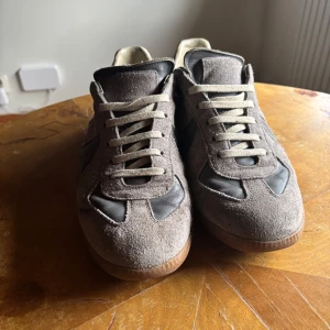 Maison margiela GATS - Säljer nu dessa trendiga Maisons i grå färg. Storlek 43 och säljs för 2100. Pris går att diskutera!