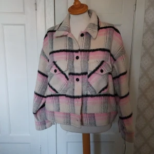 Rutig overshirt från InWear i rosa och beige - Säljer en oversized rutig overshirt från InWear i mjukt material. Jackan har stora bröstfickor med knappar, klassisk krage och långa ärmar. Färgerna är beige, rosa, grå och svart. Perfekt för lager-på-lager och chill stil. Knappt använd. Nypris 1100:-