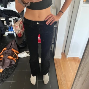 Svarta manchesterbyxor bootcut - Säljer ett par svarta manchesterbyxor med bootcut- och klassisk femficksdesign. Byxorna har låg midja och är tillverkade i mjuk Manchester!. 