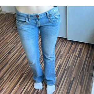 Ljusblå bootcut jeans - Snygga ljusblå jeans med bootcut passform och klassisk femficksdesign. Jeansen har låg midja och är tillverkade i mjukt denimtyg som sitter skönt. Perfekta för dig som gillar en avslappnad men trendig stil. Super snygga!! Från LTB❤️❤️❤️skriv för egna bilder 