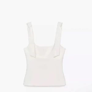 Vit topp med rosetter - Superpopulär vit topp från Zara🤍🤍😍har sytt upp banden då den var lite för stor på mig. Skulle säga att den passar mer dig som är xs🥰skriv privat för fler bilder!