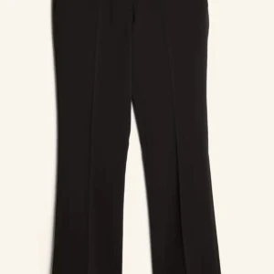 Svarta kostymbyxor från Bik Bok - Snygga svarta kostymbyxor från Bik Bok i klassisk rak modell. Perfekta för en clean och stilren look. Materialet känns mjukt och följsamt, vilket gör dem bekväma hela dagen. Strl 48. Endast testade!! Pris kan alltid diskuteras! 🫶🏼 köpta för 500kr men säljer för 230kr😍