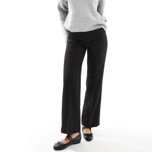 Svarta kostymbyxor med raka ben - Stilrena svarta kostymbyxor med hög midja och raka, något vida ben. Byxorna har bälteshällor, knapp och dragkedja framtill. Perfekta för en clean och klassisk look. Materialet känns mjukt och följsamt.
