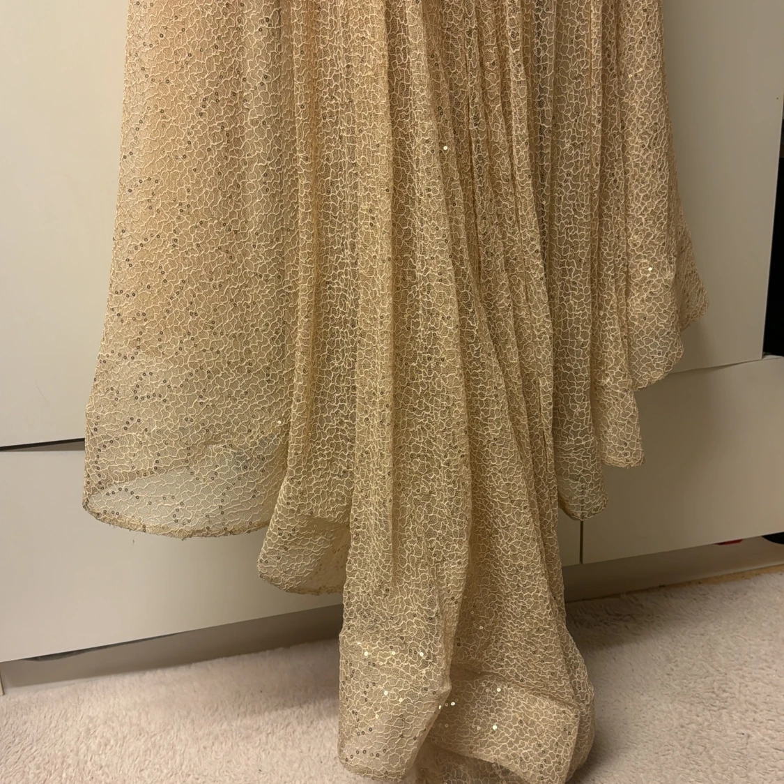 Champagnefärgad glittrig långklänning - 3