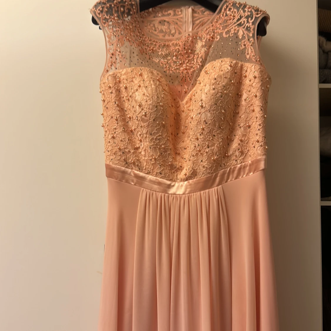 Lång ljusrosa balklänning med spets - 1