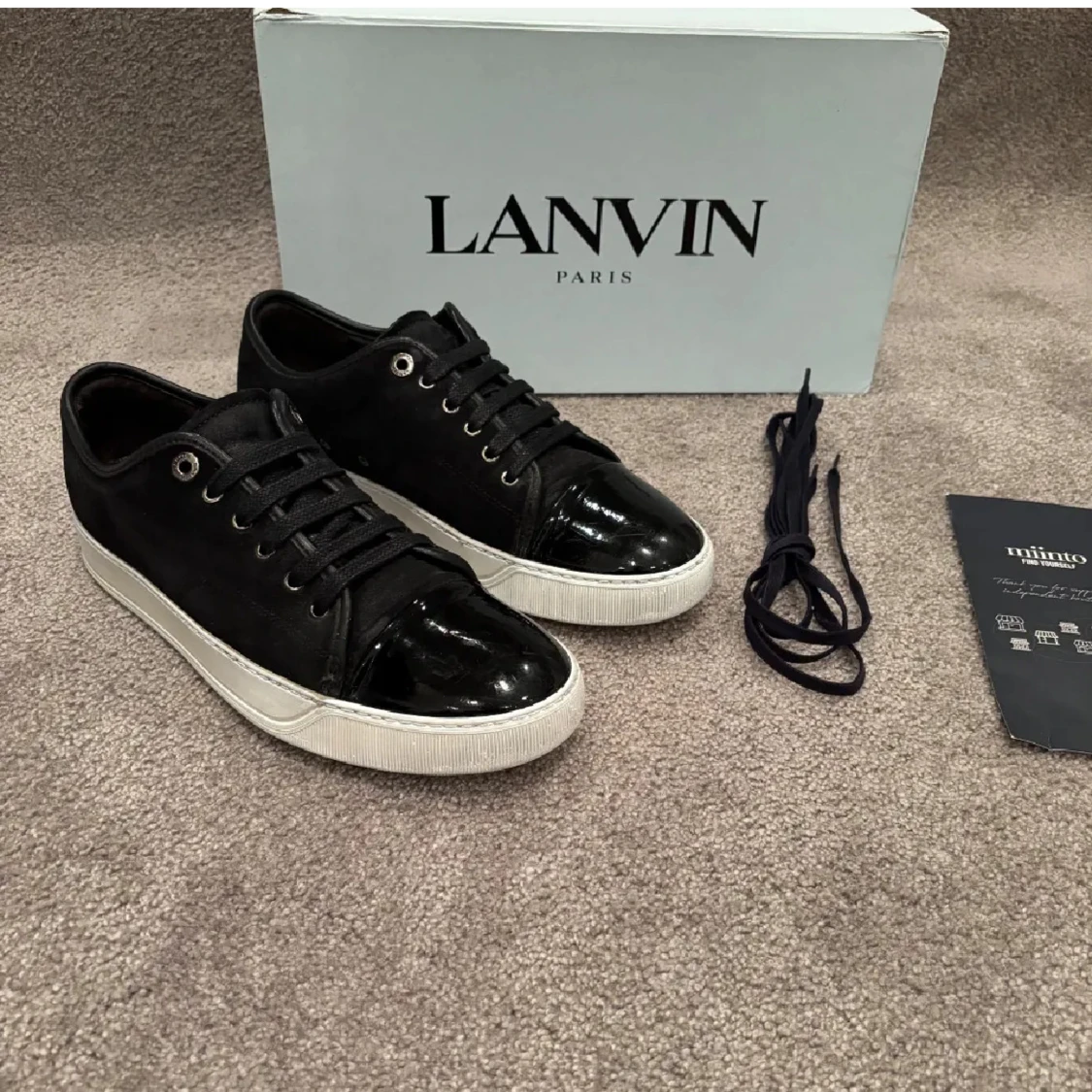 Svarta sneakers från Lanvin med lackdetalj
