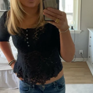 Mörkblå spetstopp - Jätte söt mörkblå trekvarts topp med spets och små knappar!🩷