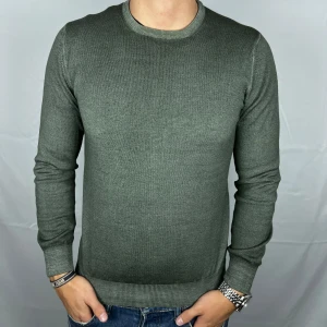 Grön Gran sasso tröja  - Storlek: 48 ( sitter som M ) - Skicket på tröjan är väldigt bra utan defekter - Vårat pris: 629kr - Nypris: 1999kr - Modellen är 185 cm och väger 79kg.  