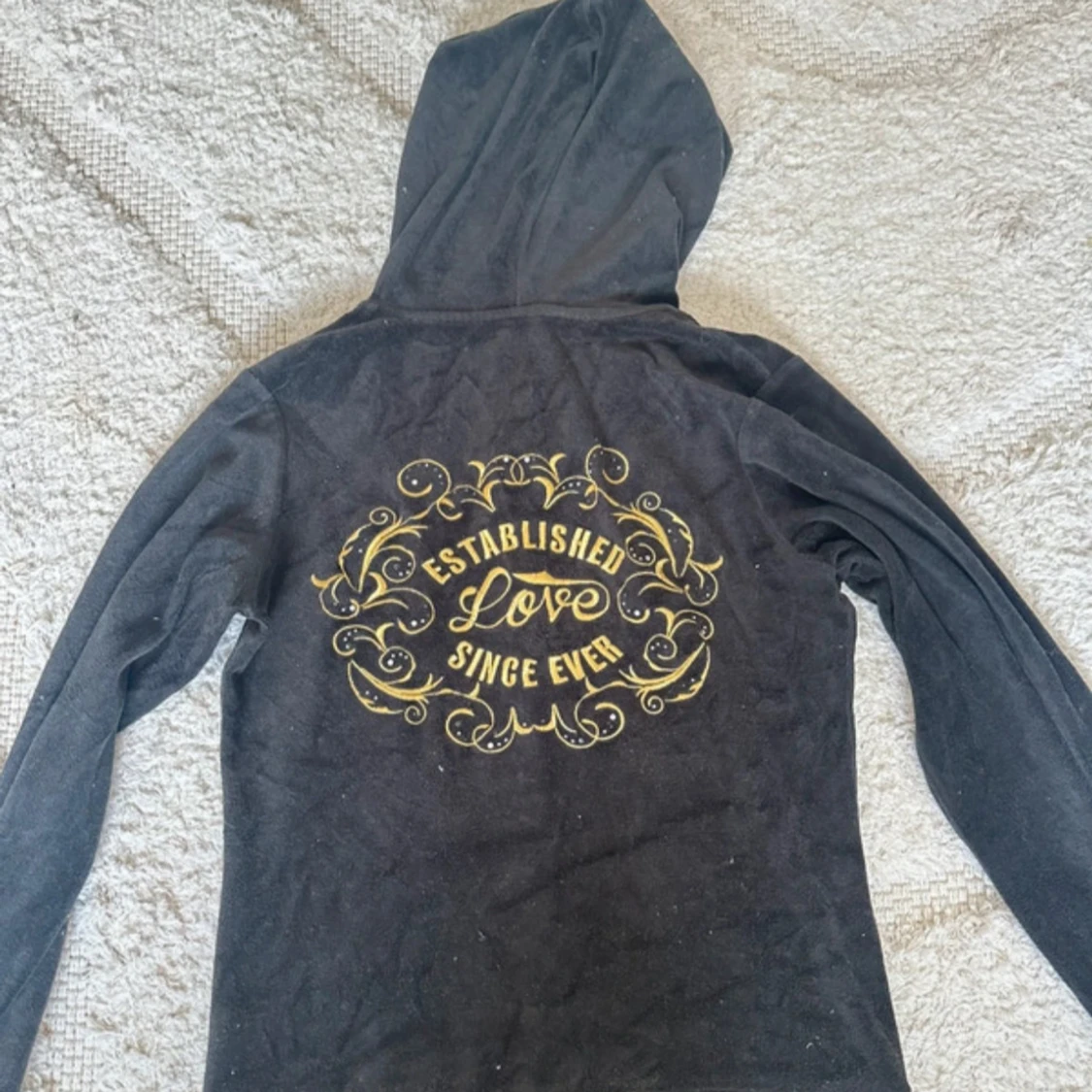 Svart hoodie med guldtryck och huva - 1