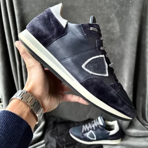 Philippe Model blå sneakers i mocka och skinn - Ett par snygga Philippe models. Både mocka och skinn på dom. Storlek 44 men passar 43. Ganska använda men inte så stor skillnad. Pris kan diskuteras vid snabbaffär. Dustbag medföljer. 