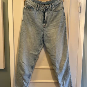 Ljusblå jeans från H&M Divided, strl 42 - Ljusblå jeans från H&M Divided i storlek 42. Klassisk femficksmodell med raka ben och normal passform. Jeansen har hög midja och är tillverkade i bomullsdenim. Perfekta för en avslappnad och trendig look. Skickar fler bilder vid intresse💞