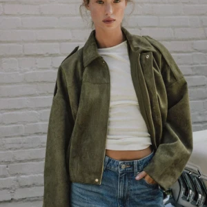 Mockajacka från Zara - Säljer den populära och slutsålda mockajackan från Zara helt oanvänd🩷