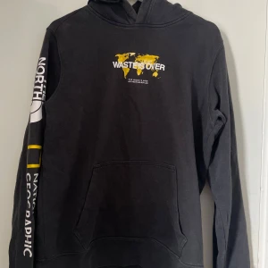 Svart hoodie The North Face x NatGeo - Köpt i usa för 6 år sen, för liten för mig så inte använd. Svart hoodie från The North Face i samarbete med National Geographic. 