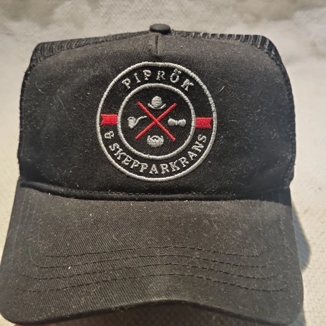 Svart keps från Piprök & Skepparkrans