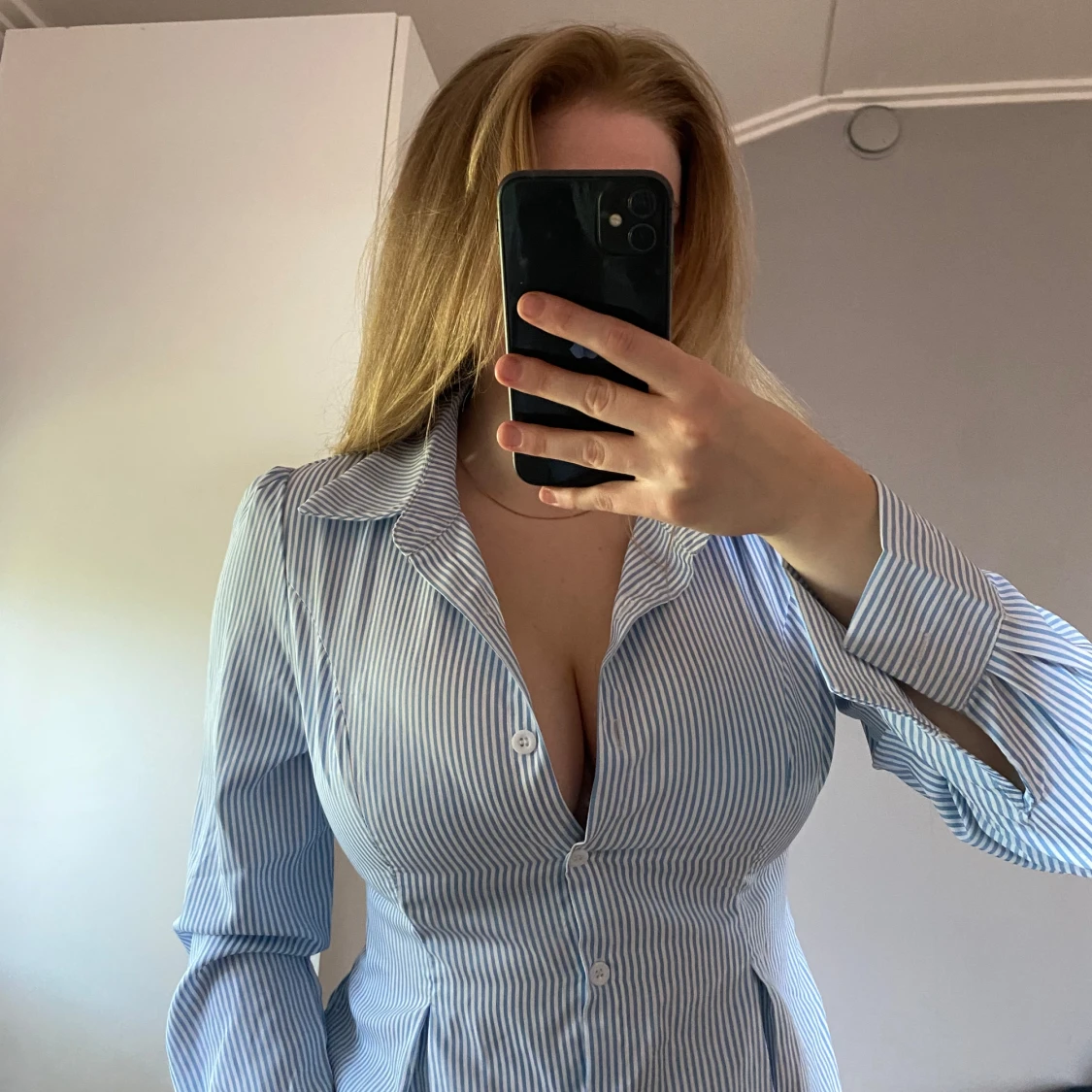 Blåvit randig skjorta med knappar