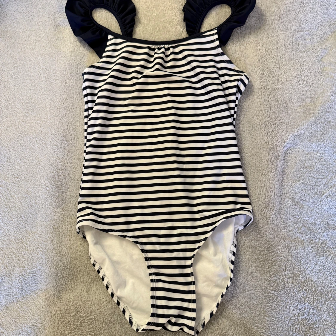 Randig baddräkt med volangaxelband