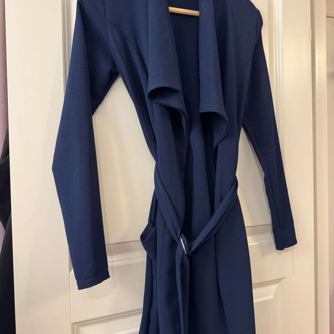 Marinblå långklänning med bälte