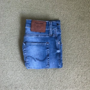 Jack & Jones jeans 👖  - Säljer ett par ljusblåa jeans från Jack & Jones, modell: Slim fit/Glenn, storlek: W29 L32, nypris: 800kr, mitt pris: 149kr, säljer för att de är för småa i midjan för mig, skriv vid funderingar! 