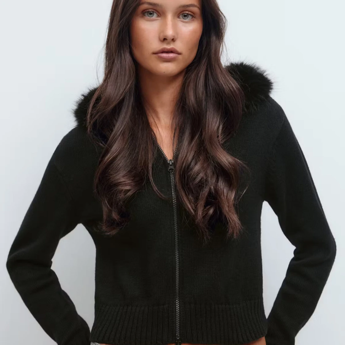 Svart stickad hoodie med fuskpäls - 2