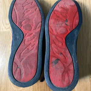 Mörkblå mockasneakers från Louboutin - Snygga mörkblå sneakers från Christian Louboutin i mocka med klassisk röd sula och snörning. Skorna har rund tå och diskret design med ton-i-ton detaljer. Perfekta för dig som vill ha en lyxig touch på din vardagsstil.