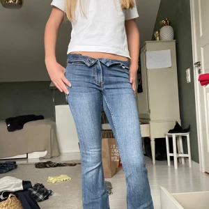 Blås flare jeans  - Dessa blåa flare jeans är mid waist, men på första bilden har jag vikt ner dem. De är sjukt snygga och kommer från monki, det är storlek 24 