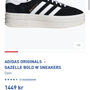 Adidas Gazelle Bold W sneakers svart/vit - Säljer ett par Adidas Gazelle Bold W sneakers i marinblå mocka med vita detaljer och klassiska tre ränder på sidan. Skorna har en chunky plattformssula, snörning och guldfärgad Gazelle-text. Har använt de typ 3 gånger men säljer på grund av att jag får för mycket skavsår! Jag är snarare 38,5-39 i storlek