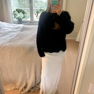 Vit långkjol från Vero Moda - Säljer en vacker vit långkjol från Vero Moda. Materialet är luftigt med ett unikt mönster. Passar med en färgglad tjocktröja, T-shirt och Basic kläder. Den kan användas under midsommar eller andra högtider och firanden 🎉Inga fläckar eller slitage 💞💞