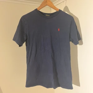 Mörkblå Ralph Lauren T-shirt  - Säljer denna sjukt snygga T-shirten från Ralph Lauren🌟Färgen är mörkblå och storleken är S🙌 Tröjan har inga defekter och i utomordentligt bra skick✅Riktigt najs passform🍁Tveka inte på att höra av dig vid minsta fråga eller fundering🤝
