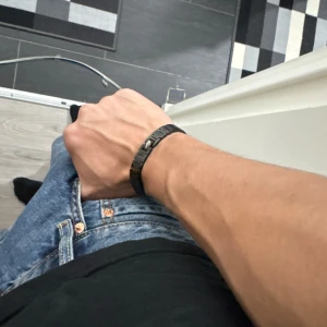 Svart armband från Lacoste - Stilrent svart armband från Lacoste. Helt ny oanvänt Lacoste armband Metropole i påsen. Hög kvalité material  med skön känsla när man har på sig den. Ett till ett kvalité 