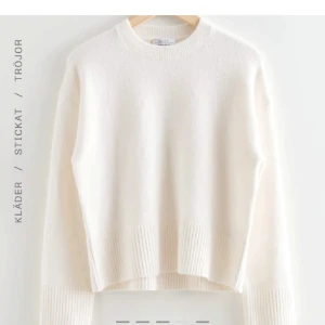  Stickad  tröja från other stories  - Säljer en populär stilren vit stickad tröja, den är något mer beige I verkligheten gömfört med bilden då den ser vit ut, hör av dig vid frågor ❤️❤️skulle säga att den är mindre i storleken så denna M skulle passa en S bra ❤️