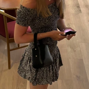 Svart blommig offshoulder kortklänning - Säljer denna klänningen då den inte kommer till användning❤️