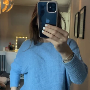 Stickad tröja fransa  - En fin stickad tröja från fransa som inte har används mycket alls 