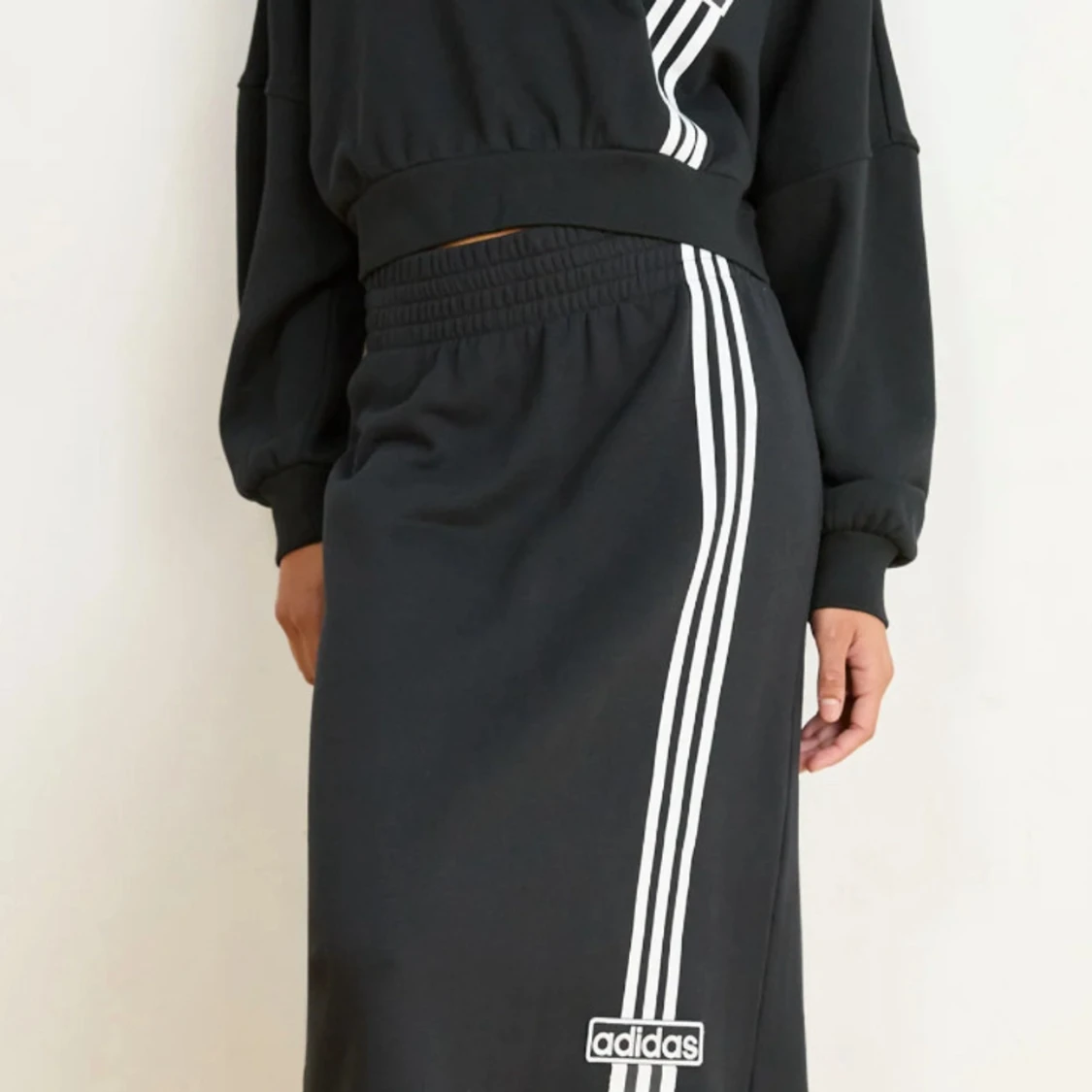 Svart adidas kjol med vita ränder