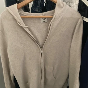 John henric cashmere zip - En extremt fin cashmere zip hoodie i bra skick