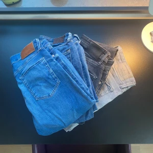 Jack & Jones jeans i olika blå nyanser - Jack and Jones jeans bulk med fyra par jeans i lite olika skick och storlekar. Första: skick 9/10, stl 29/32, modell: slim Glenn. Andra: skick 7/10, stl 29/32, modell slim Glenn. Tredje: skick 8/10, stl 28/32, modell tapered Mike. Fjärde: skick 6/10, liten fläck på bakfickan, stl 30/34, modell slim Glenn. Styckpris: 200kr! Bulk pris: 600kr 