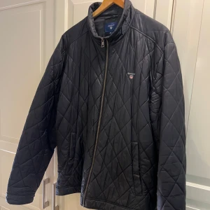 Svart jacka från Gant - Säljer en svart jacka från Gant i storlek 2XL.              Nypris: 2500kr