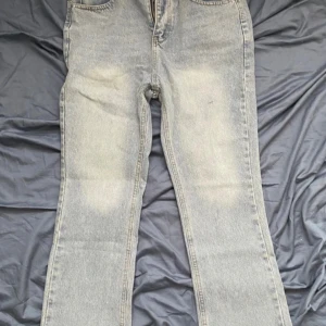Zara flared jeans - Snygga bootcut jeans i ljusgrå tvätt med klassisk femficksdesign. Jeansen har raka ben med lätt utsvängning nedtill och är tillverkade i mjukt jeanstyg. Perfekta för dig som gillar retrovibbar och vill ha en chill look.