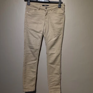 Beigea byxor - Säljer dessa beiga jeans från Bikbok i storlek S. Material; bomull, elastan och polyester. Finns att hämta i Göteborg, kan ev behöva tvätt då de legat i flyttkartonger pga rensning. 
