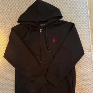 Svart hoodie från Polo Ralph Lauren - Säljer denna sköna ralph lauren hoodien i ny skick. Hör av er vid frågor. Den passar mer xs än s 