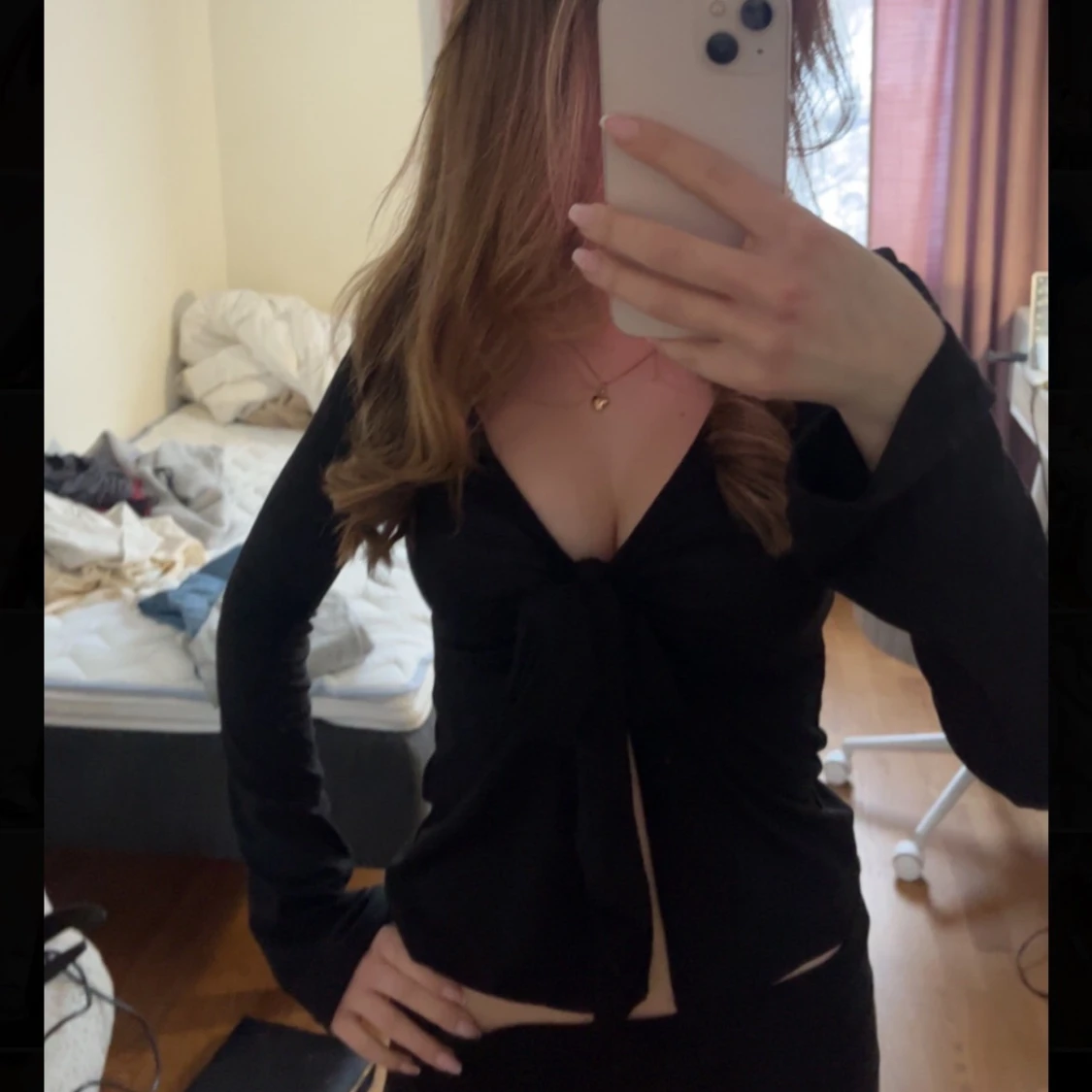 Svart topp med knyt framtill