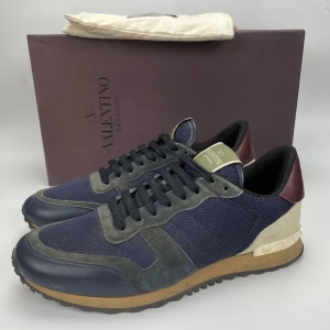 Valentino rockrunners  - Hej! Säljer nu dessa svin feta rockrunners! Skorna är i extremt fint skick, inga tydliga defekter! Begränsat antal boxar och dustbag! Skorna sitter extremt stort och passar 41