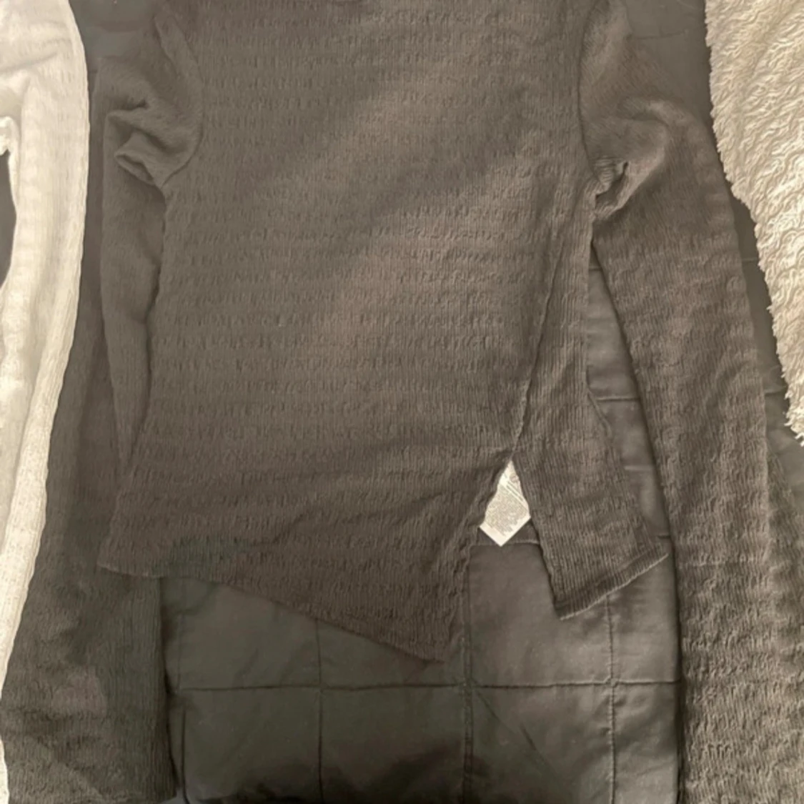 Vit och svart omlott topp med slits - 1