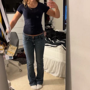 Blå T-shirt  - Vanlig blå T-shirt som passar till allt. Jag har inte använt den mycket alls men är i ett väldigt skönt material.