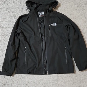 The north face jacka - En helt ny the north face jacka aldrig använd säljer pga att den inte passar mig.
