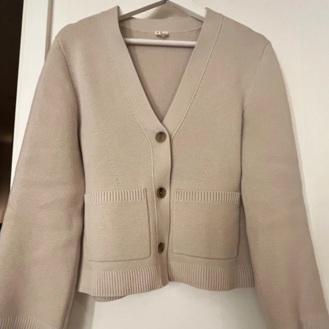 Beige kofta från Arket med fickor - 1