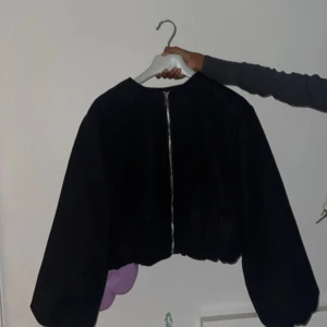 Svart croppad bomberjacka med dragkedja - Bomber jacka som jag har theiftat i NewYork föra sommaren. Använd den 1-2 gånger mycket fint vår/höst jacka