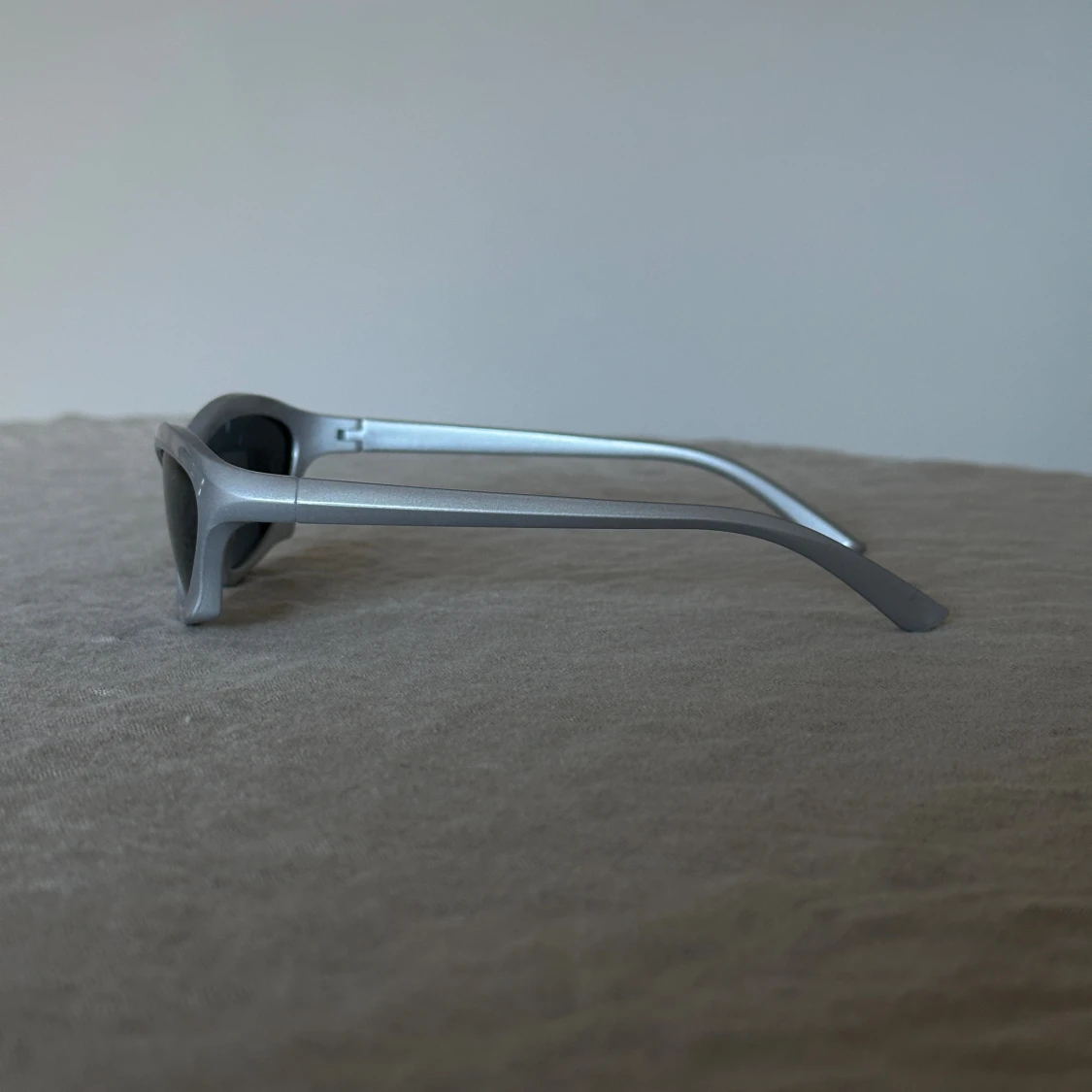 Grå/Silvriga solglasögon med svart glas - 2